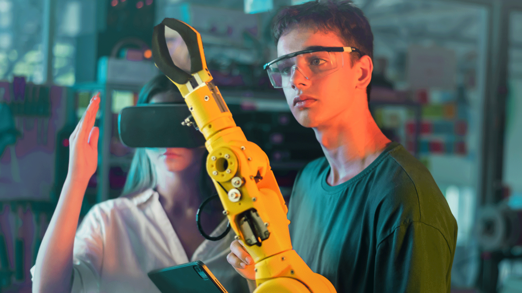 jovem mexendo em um braço mecânico, enquanto uma menina olha através de um óculos de realidade aumentada.